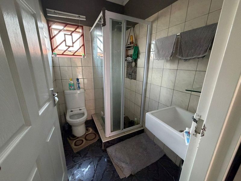 2 Bedroom Flat For Sale - Peneyambeko Court - Photo 8