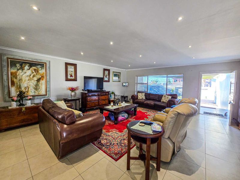 Modern family home for sale in Stilbaai-Wes. - Photo 5