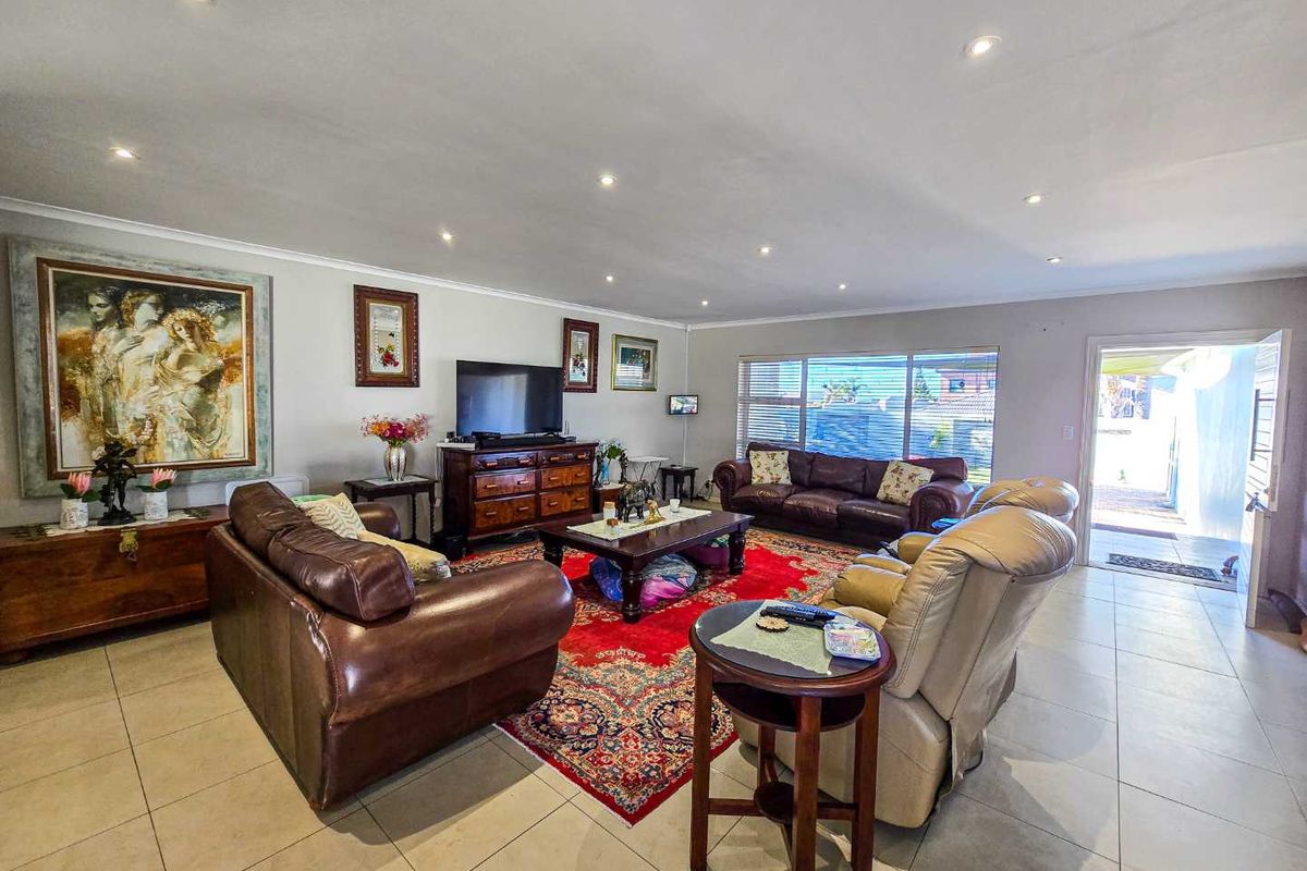 Modern family home for sale in Stilbaai-Wes. - Photo 5