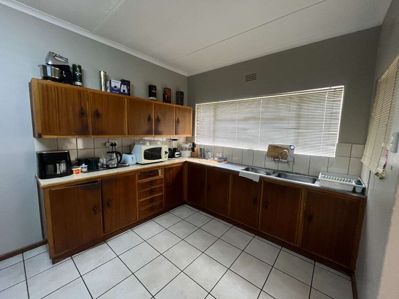 Spacious and immaculate family home in sought after area - Photo 2