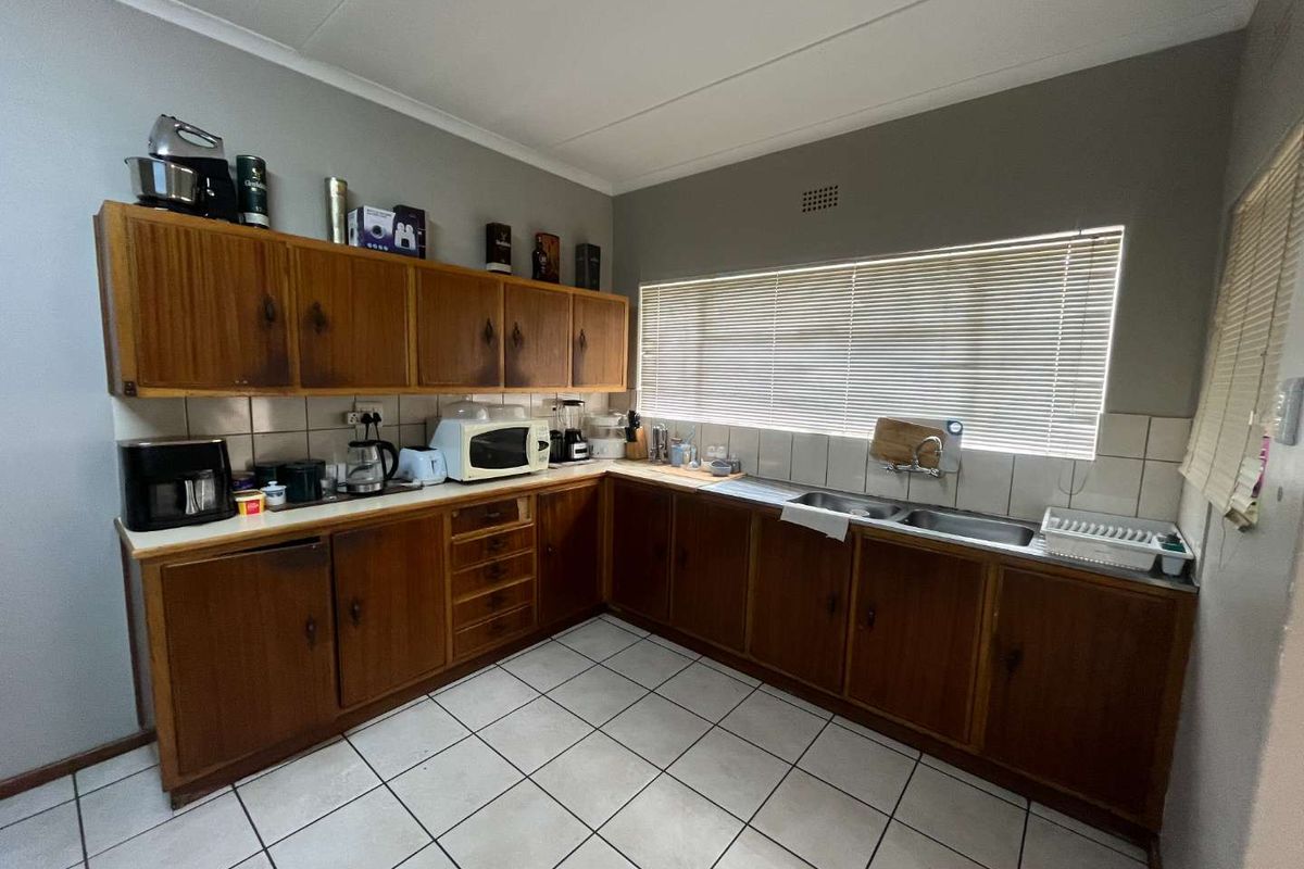 Spacious and immaculate family home in sought after area - Photo 2