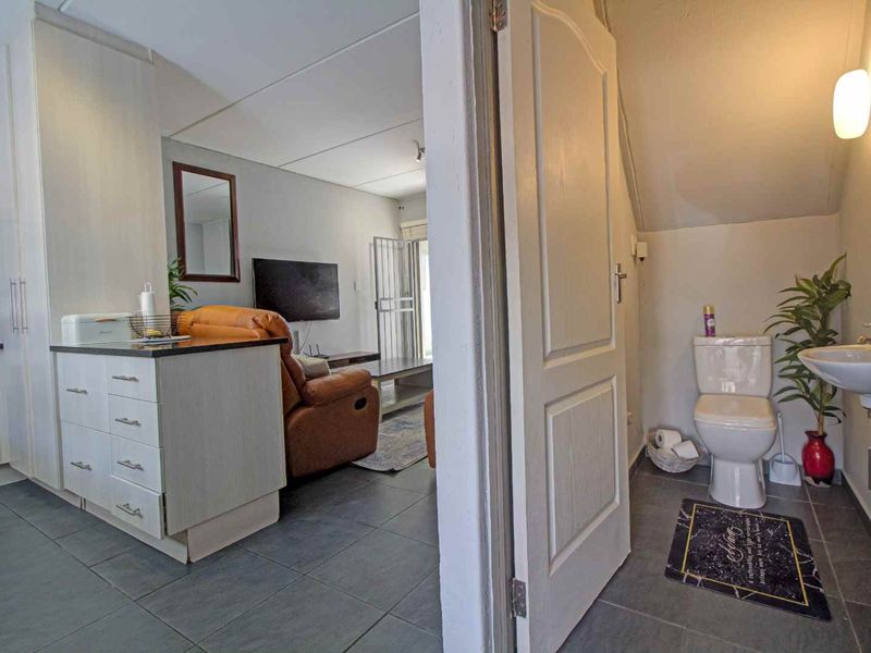 Modern Townhouse in Prime Location with Excellent Amenities - Photo 5