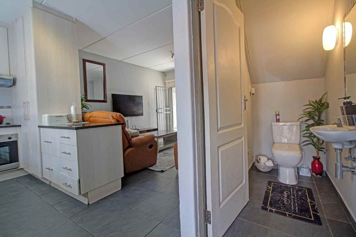 Modern Townhouse in Prime Location with Excellent Amenities - Photo 5