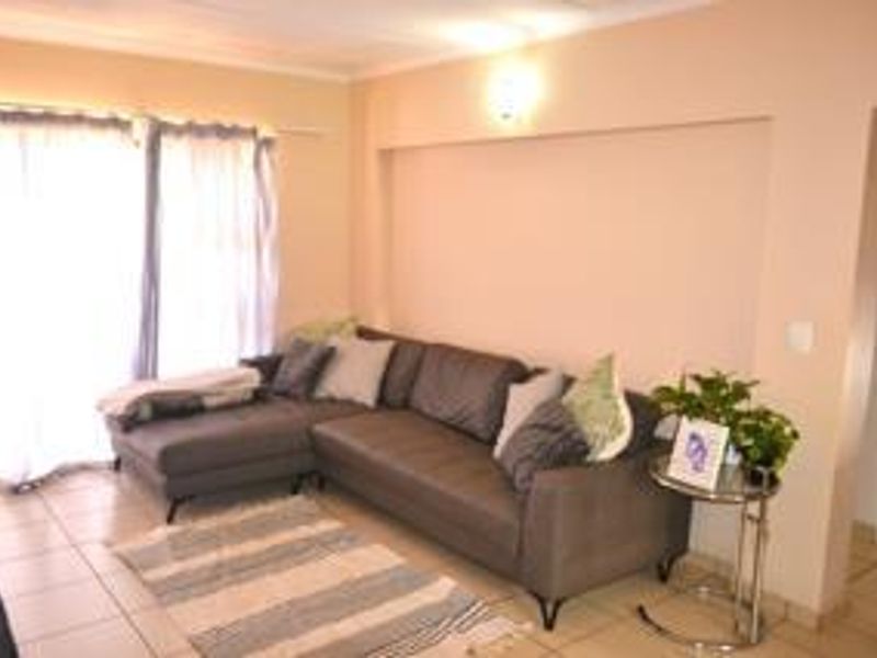 Spacious 2 Bedroom unit with huge private garden - Photo 3