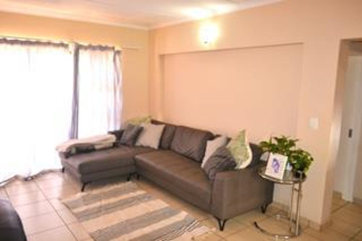 Spacious 2 Bedroom unit with huge private garden - Photo 3
