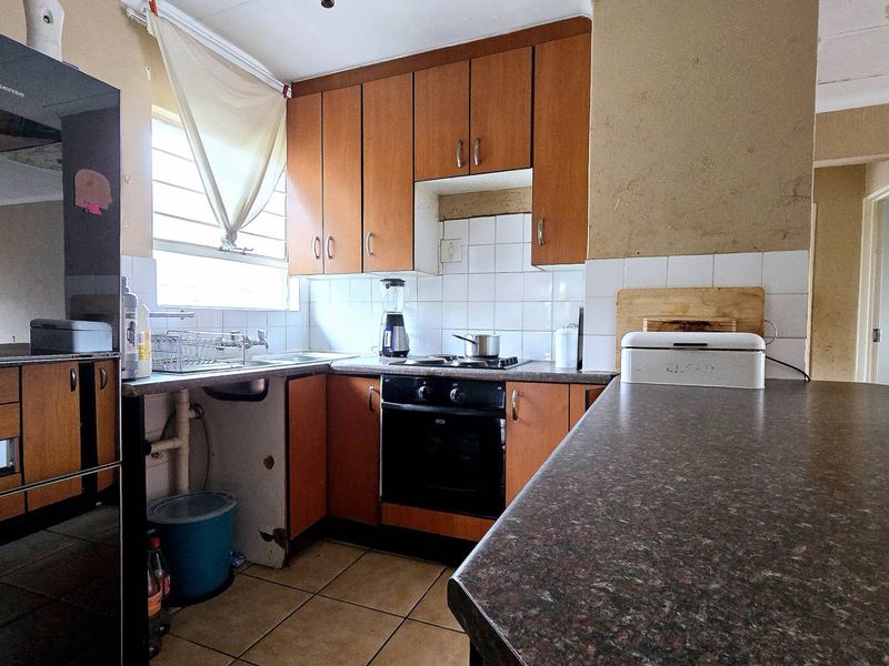 Renovator’s Dream – Endless Potential! - Photo 3