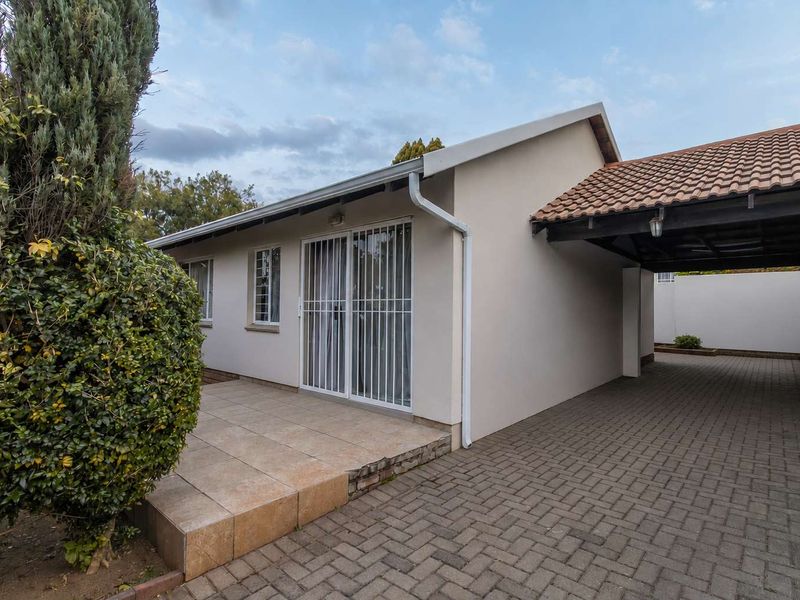 Lock-Up-and-Go 2-Bed Townhouse in Secure Sandalwood Lane — Pet Friendly & Fibre Ready - Photo 1