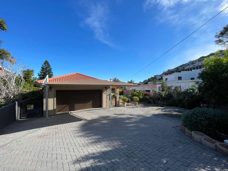 Immaculate Single-Level Coastal Home with Solar, 3 En-Suite Bedrooms & Exceptional Extras - Photo 4