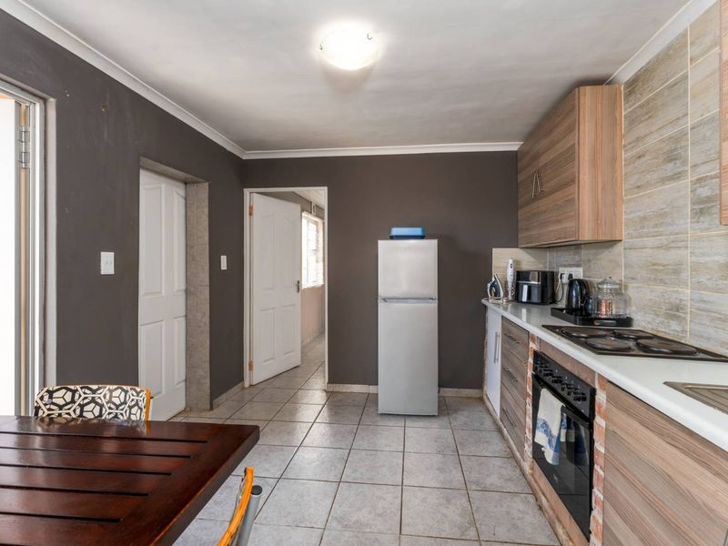 Versatile 3-Bedroom Home with Two Separate Entrances – Excellent Investment Opportunity - Photo 4