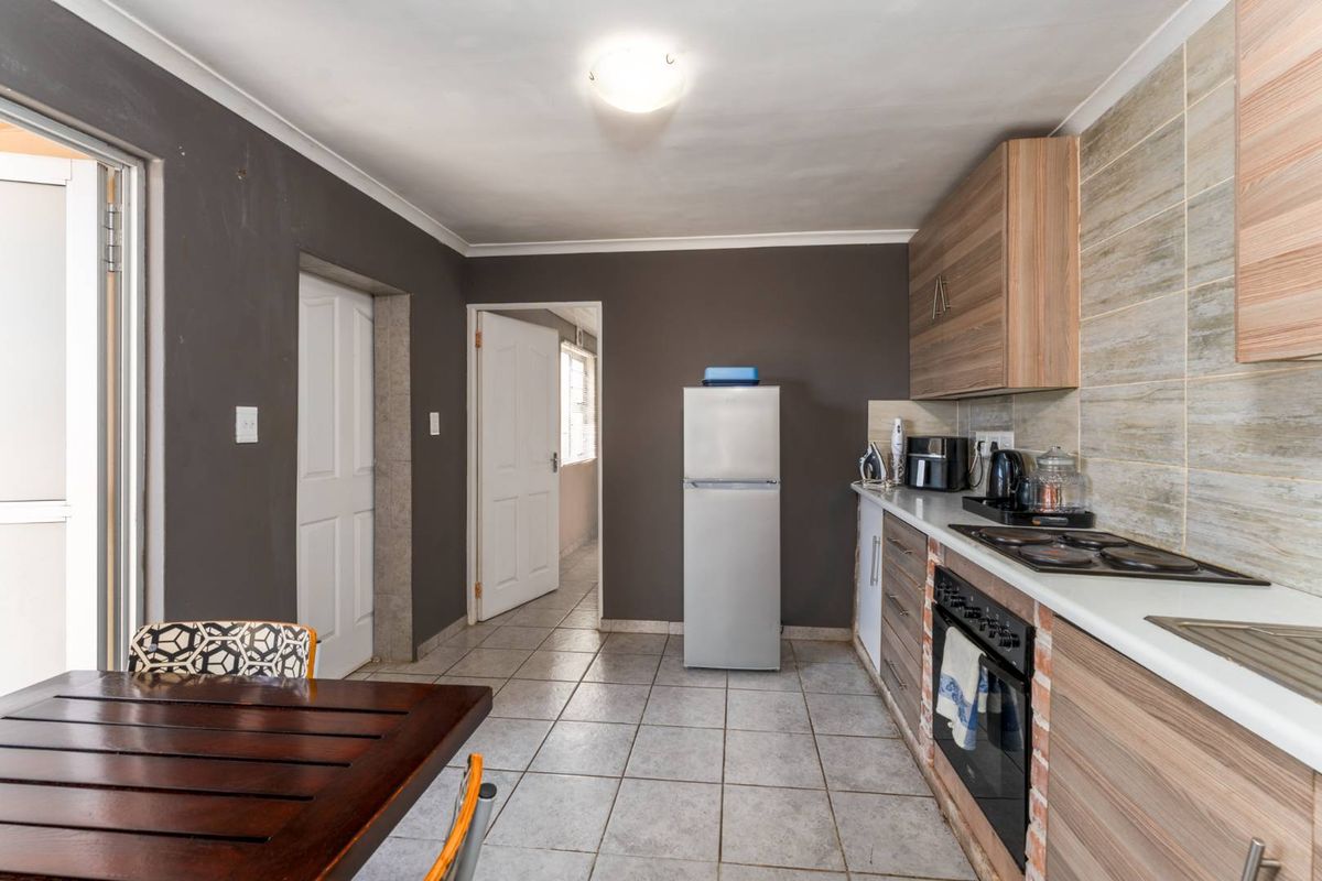 Versatile 3-Bedroom Home with Two Separate Entrances – Excellent Investment Opportunity - Photo 4