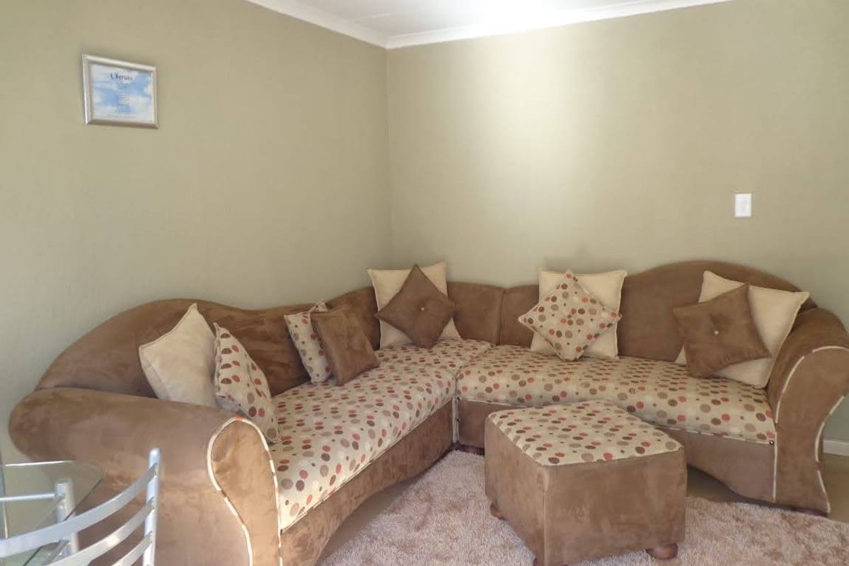 4 Bedroom House for Sale in The Orchard, Akasia - Photo 4