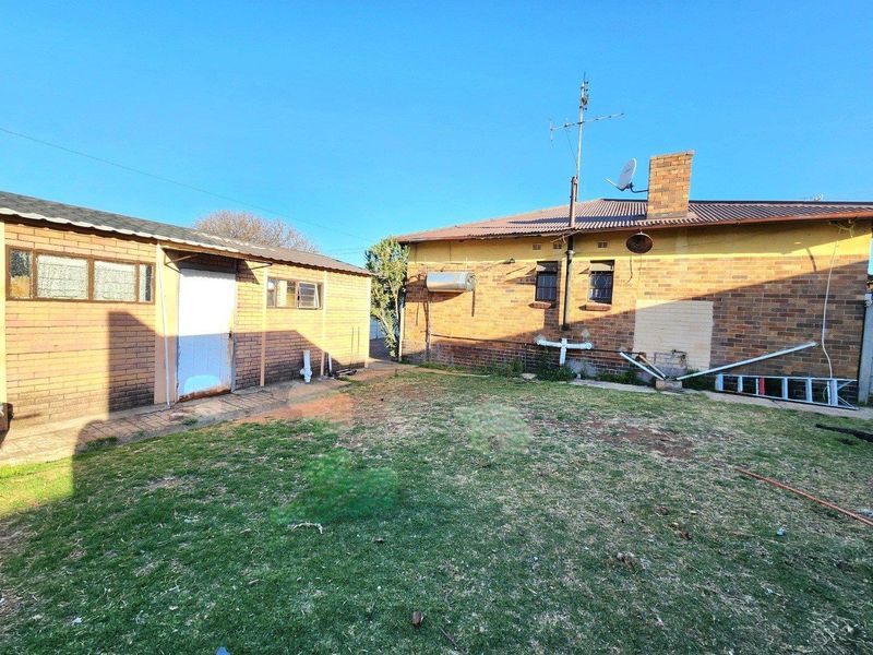 Spacious Home with Cottage and Excellent Investment Potential - Photo 7