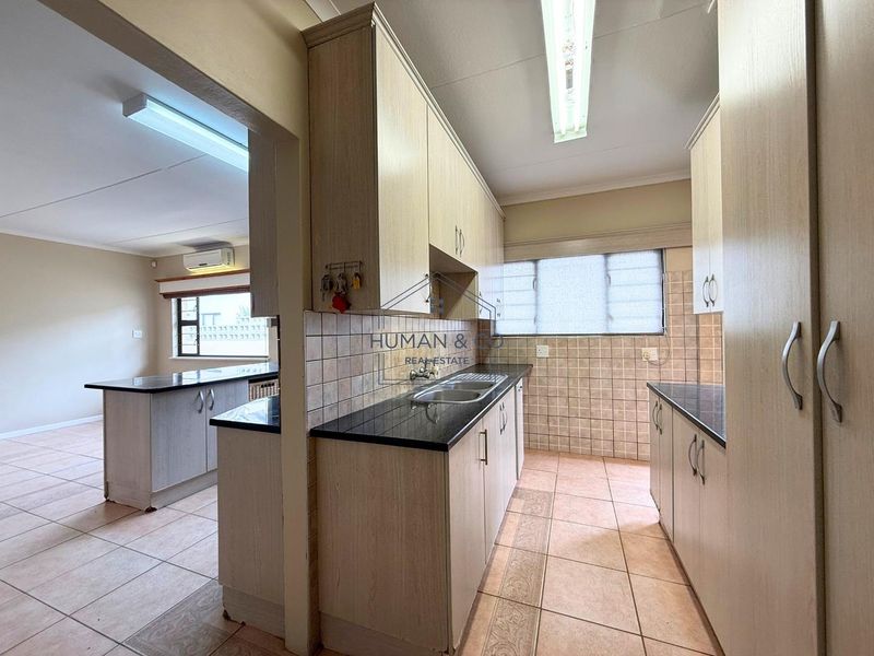 Spacious 4-Bedroom Home with 1 Bedroom Flat & Additional Flatlet – Ideal for a Large Family or Investment Opportunity - Photo 7