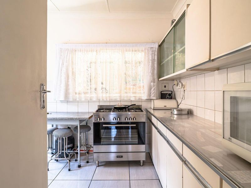 Charming Actonville Residence with Bonus Flatlet! - Photo 4