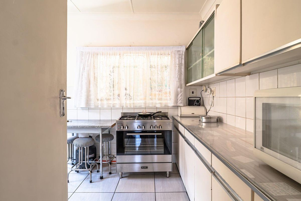 Charming Actonville Residence with Bonus Flatlet! - Photo 4