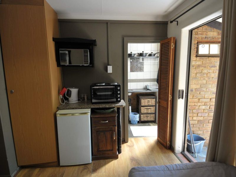 A Small Bachelor's Unit Menlo Park - Photo 6