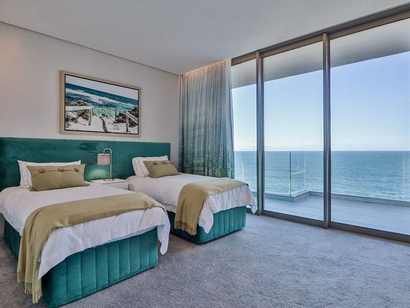 Imposing Coastal Mansion - Photo 6
