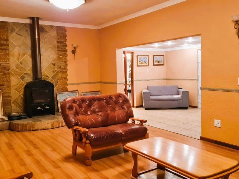 Grand Family Retreat, Bordering Waverley - Photo 6