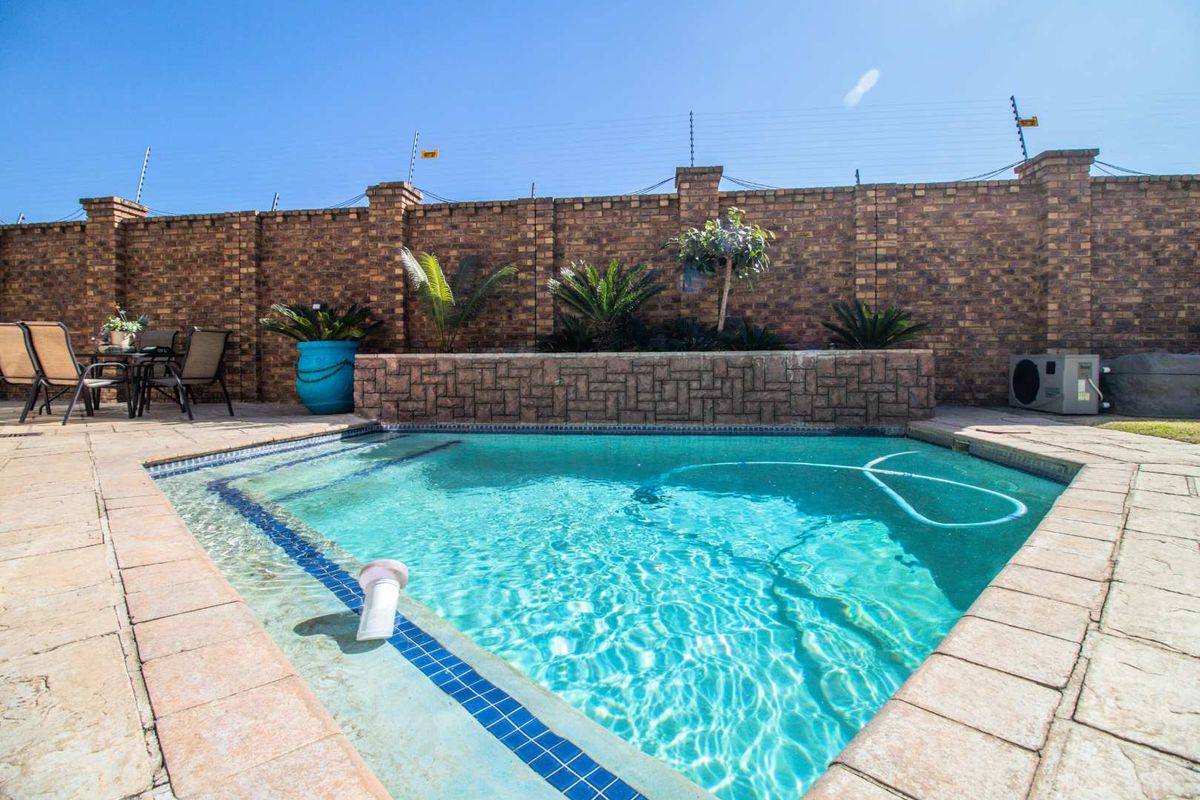 Exquisite Family Home in Monte Cristo - Photo 5