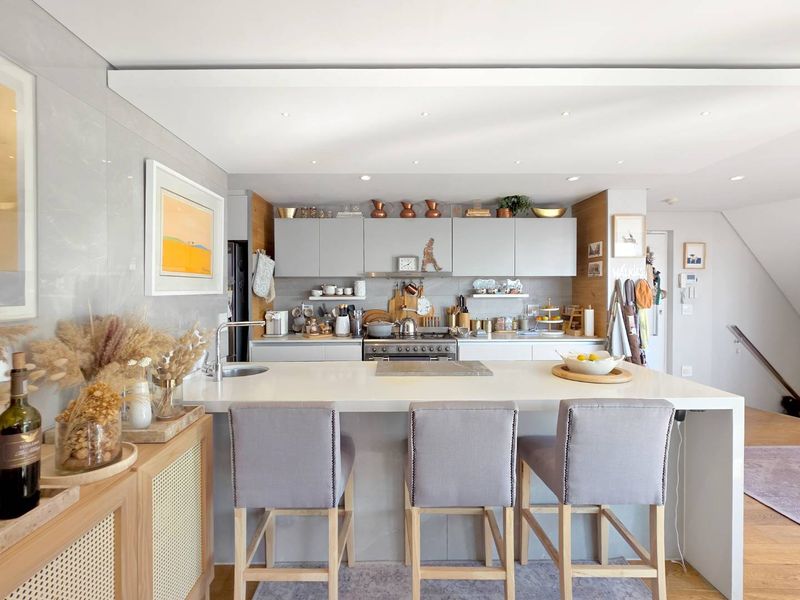 Stylish Modern Apartment in a Prime Location - Photo 10