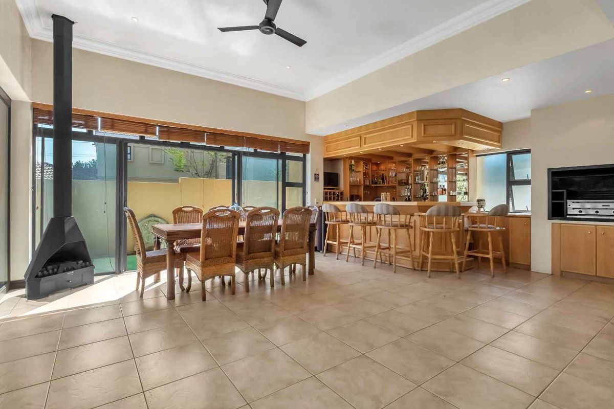 ENTERTAINERS 4 BEDROOM HOME IN DAINFERN RIDGE - Photo 4
