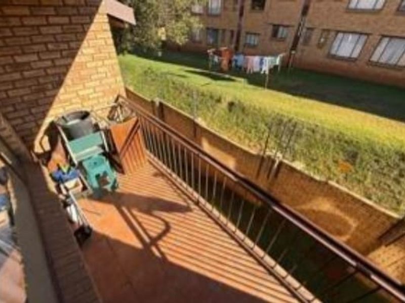 2 Bedroom Townhouse for Sale in MeredaleJohannesburg South - Photo 4