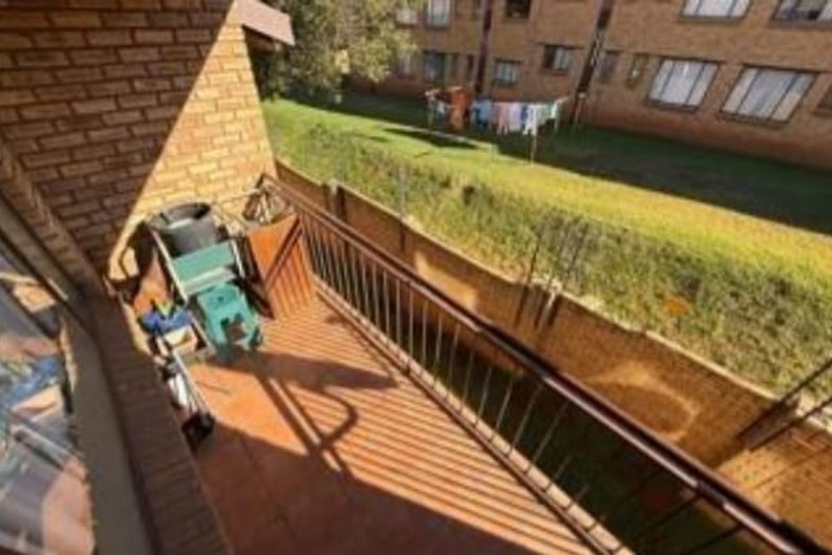 2 Bedroom Townhouse for Sale in MeredaleJohannesburg South - Photo 4
