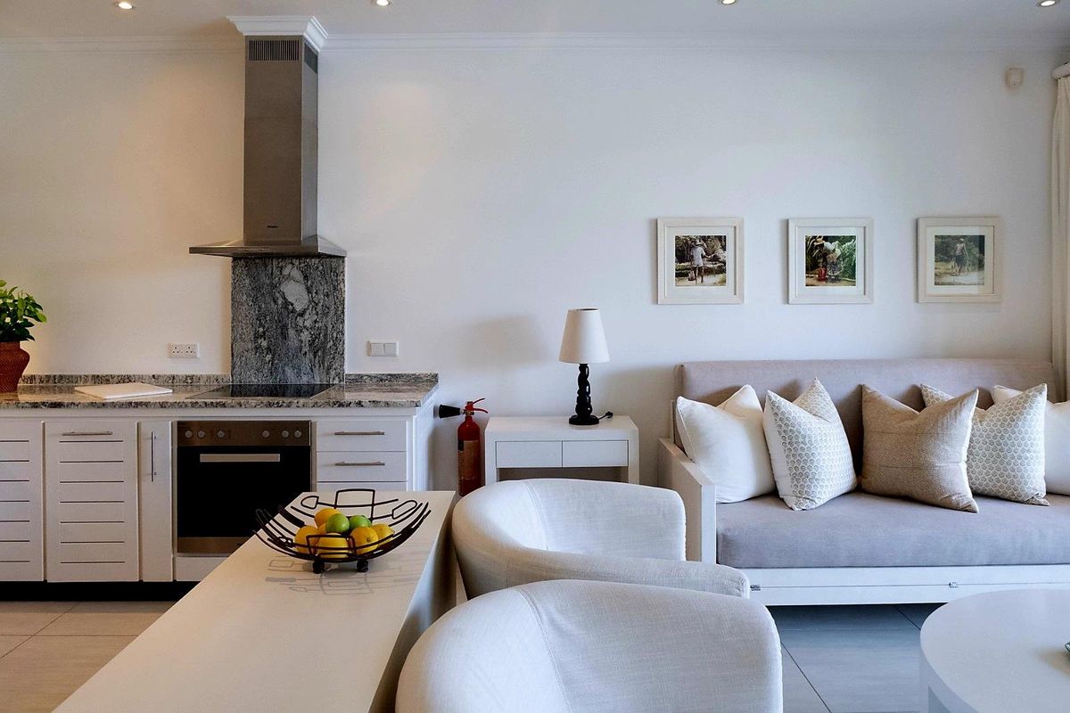 STYLISH & IMMACULATE - Photo 3