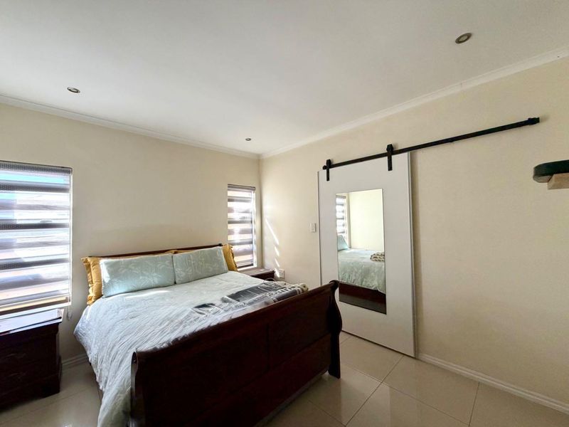 Modern 3 Bedroom 2 bathroom House - Photo 9