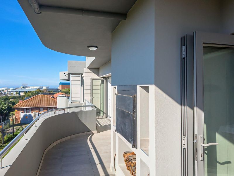 Penthouse perfection: Close to beaches, shops & views - Photo 5
