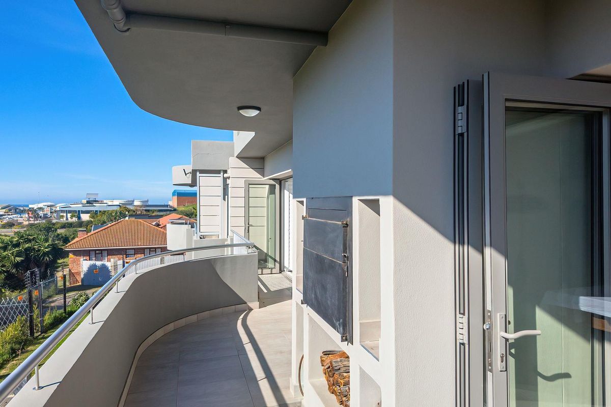 Penthouse perfection: Close to beaches, shops & views - Photo 5