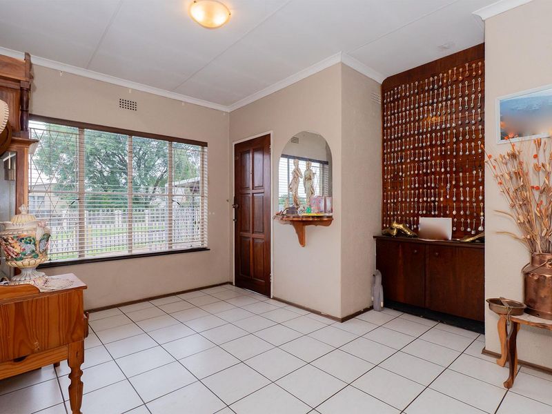 Spacious 6 Bedroom Family Home in a Secure and Sought-After Enclosure in Van Riebeeck Park - Photo 5