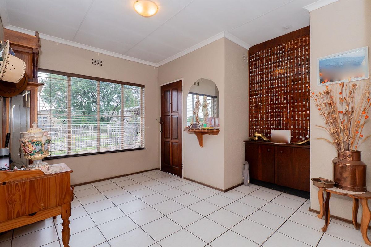 Spacious 6 Bedroom Family Home in a Secure and Sought-After Enclosure in Van Riebeeck Park - Photo 5