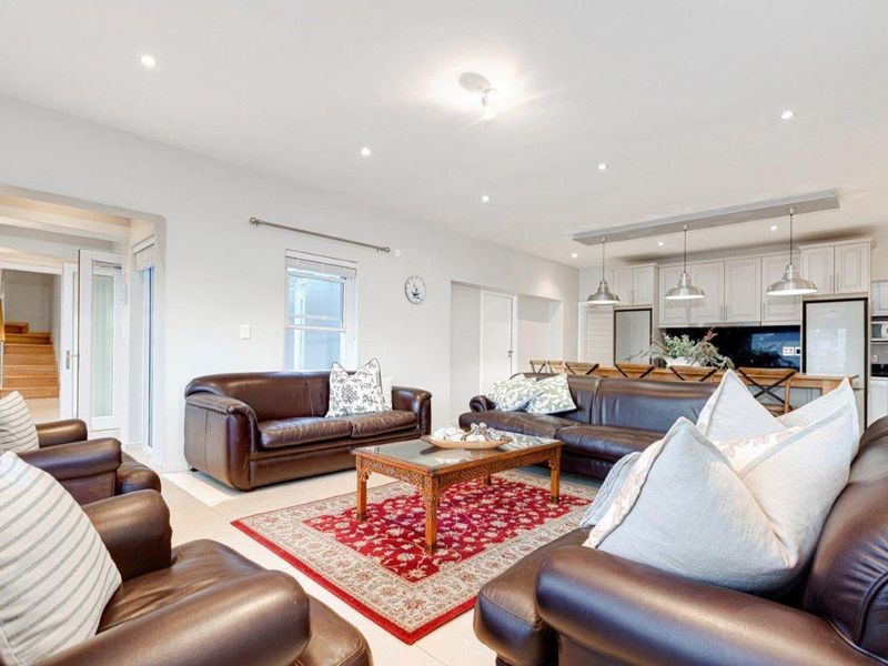 Waterside living pushed to its limit of luxury - Photo 9