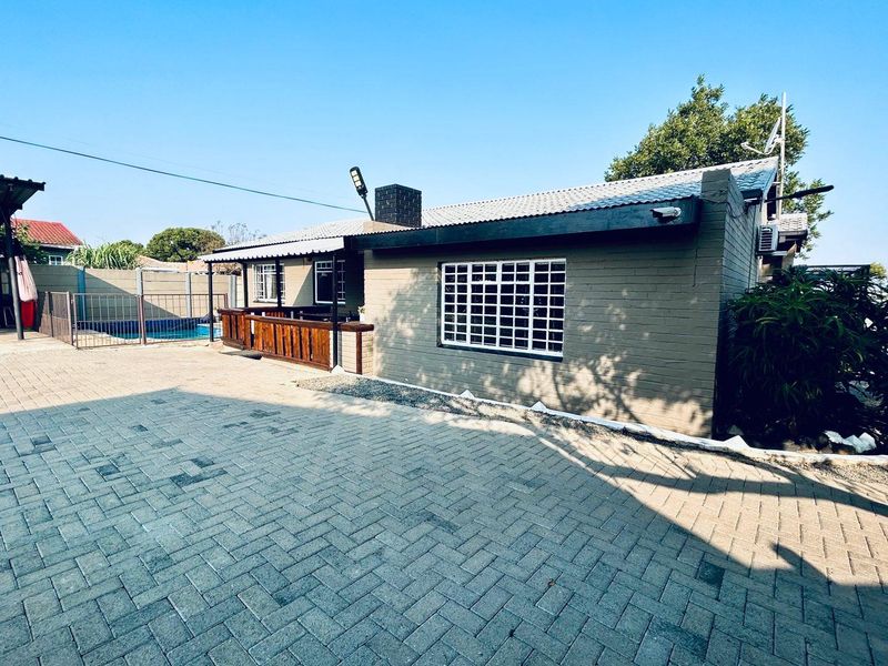 3 bedroom house with flatlet for sale in Vryheid - Photo 10