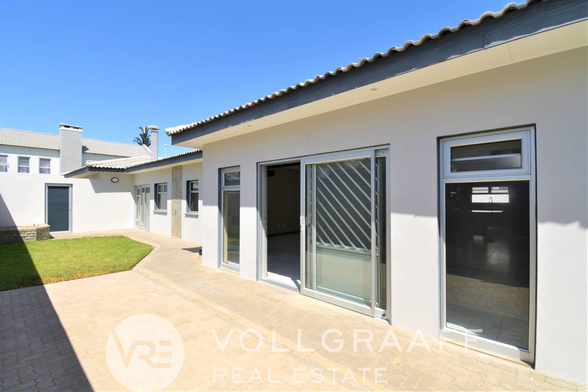 3 Bedroom home with 2 Bedroom flat - Photo 3