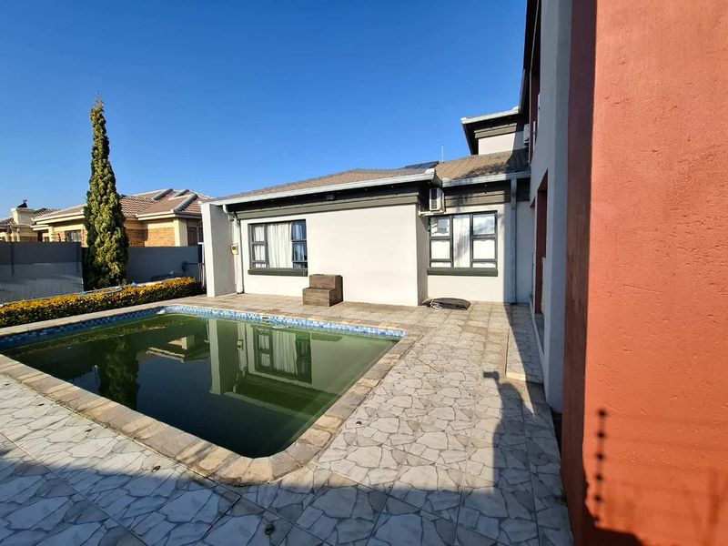 Spacious Double-Storey Family Home with Pool and Solar Power - Photo 6