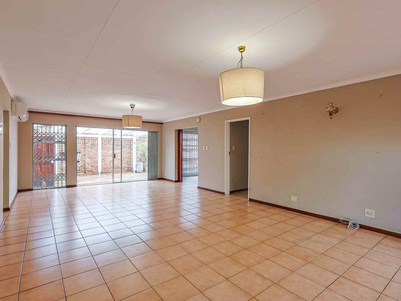 Charming 3-Bedroom Duet in Die Wilgers – Comfort, Space & Convenience Combined - Photo 5