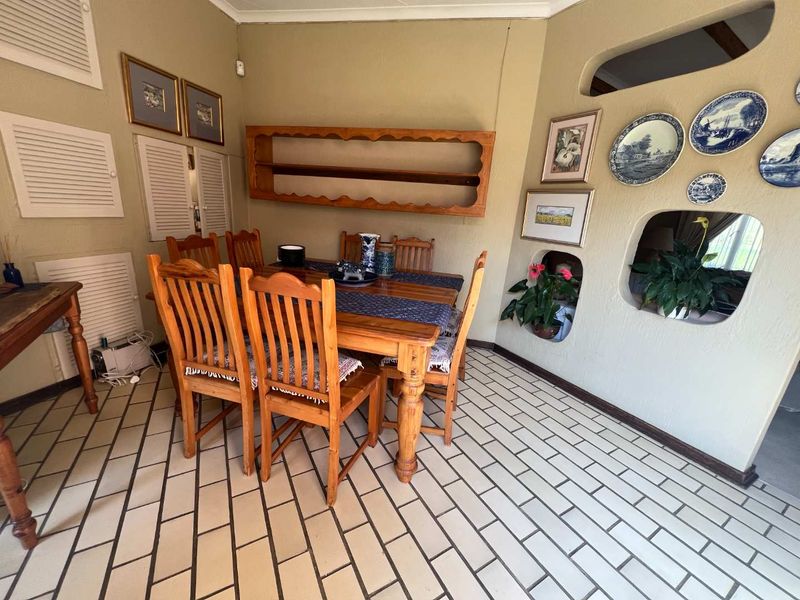 SOLID FAMILY HOME IN PRIME LOCATION - Photo 5