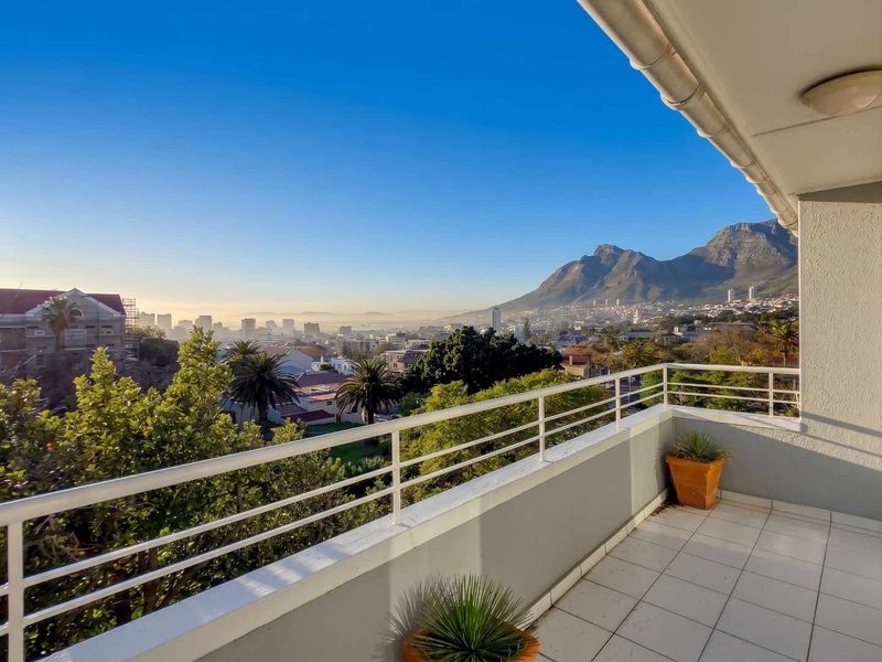 Sun-drenched 1-bedroom apartment with balcony in the heart of Gardens - Photo 1