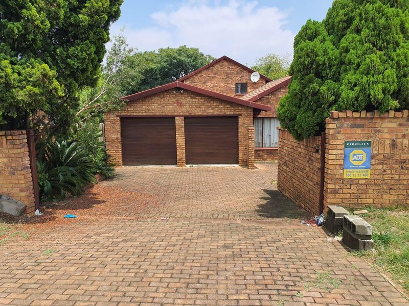 An Immaculate House in a Quiet Sought Suburb in Birch Acres Ext 6 - Photo 2