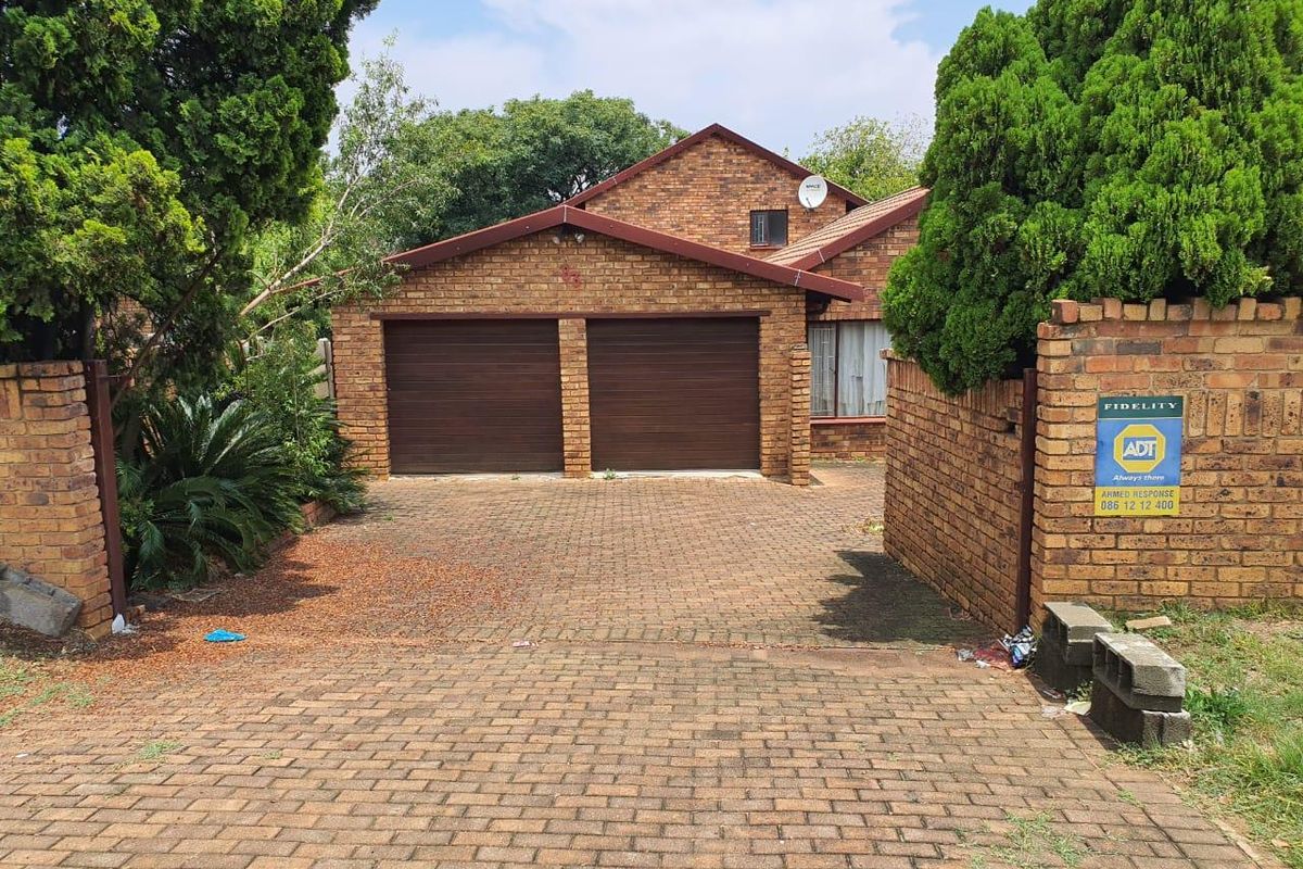 An Immaculate House in a Quiet Sought Suburb in Birch Acres Ext 6 - Photo 2