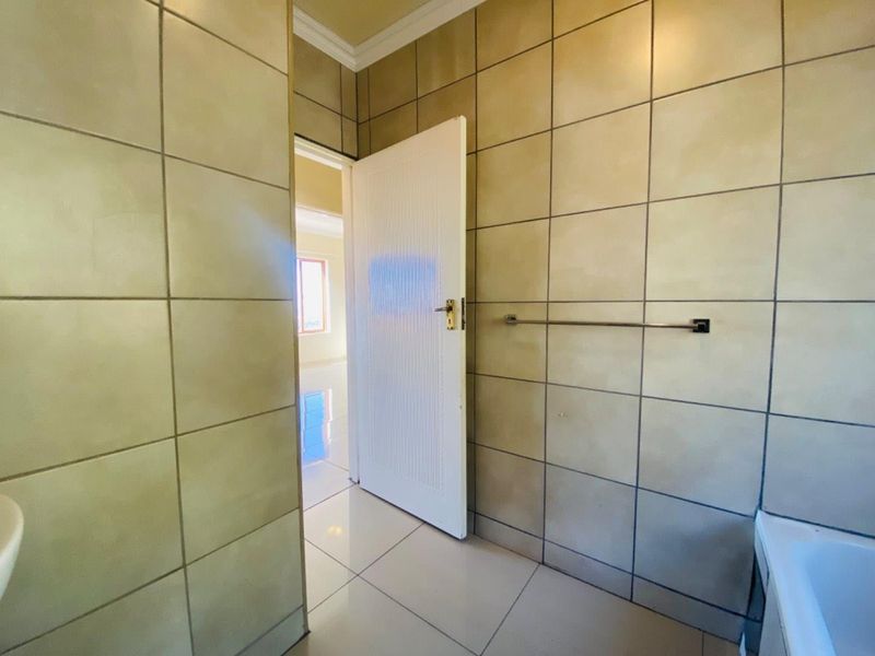 Move-in Ready 3 Bedroom and 2 Bathroom Apartment - Photo 4