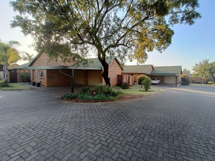 Property #2060484, Townhouse Pending Sale in Rooihuiskraal North