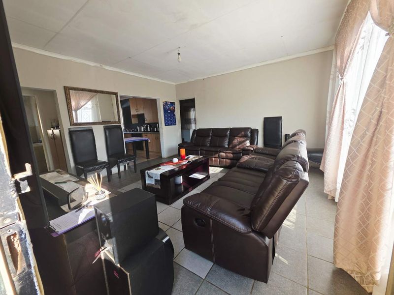 2 Bedroom House For Sale in Tsakane - Photo 2