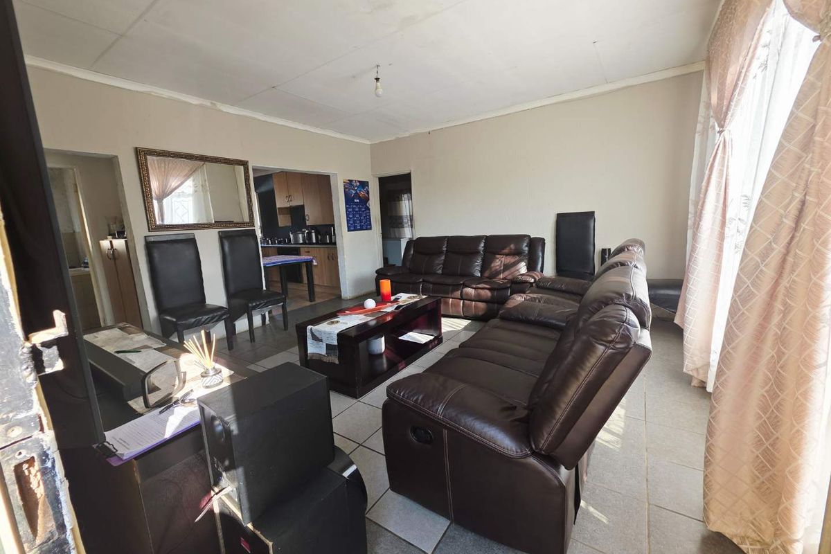 2 Bedroom House For Sale in Tsakane - Photo 2