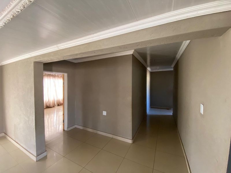 Spacious 3-Bed Home with Double Garage in Empumelweni - Photo 9