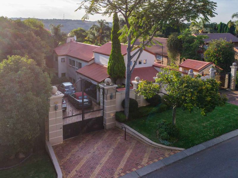 Elegant Family Living with Exceptional Entertaining Appeal in Constantia Glen - Photo 3