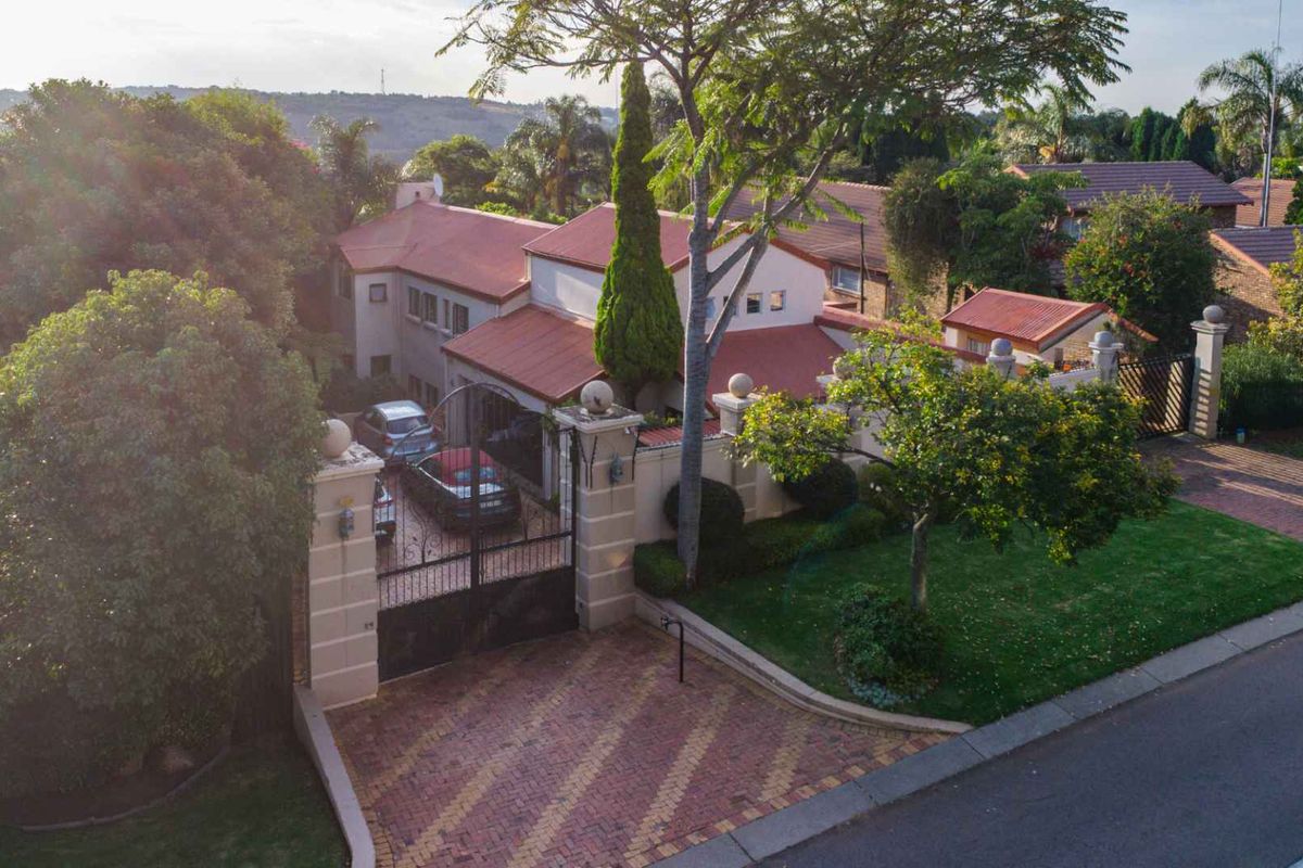 Elegant Family Living with Exceptional Entertaining Appeal in Constantia Glen - Photo 3