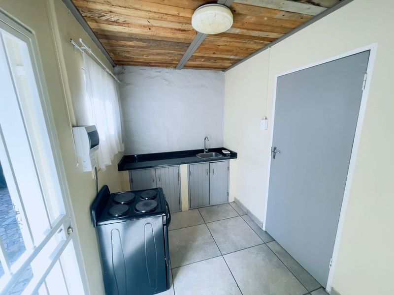 BACHELOR FLAT AVAILABLE IMMEDIATELY - Photo 2